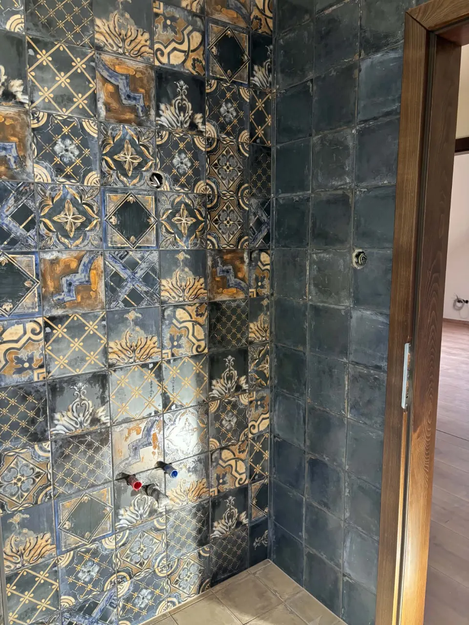 Patchwork mintás zuhanyfal antracit csempével