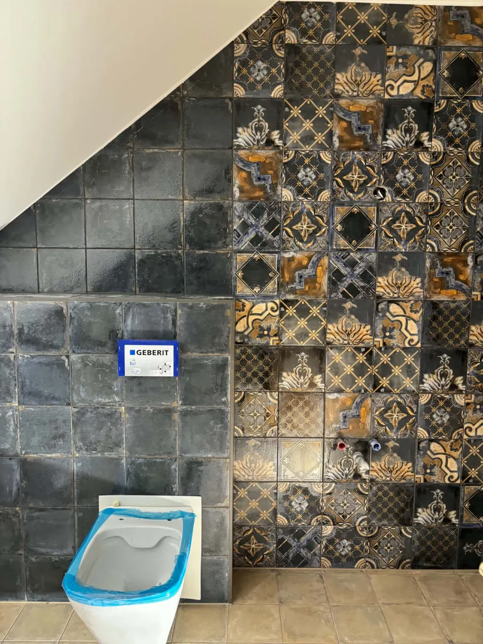 Patchwork mintás tetőtéri fürdőszoba, WC-fal