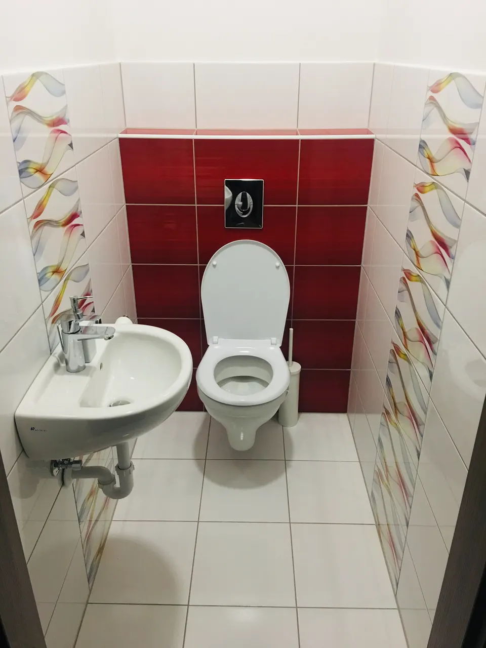 WC piros és mintás csempével